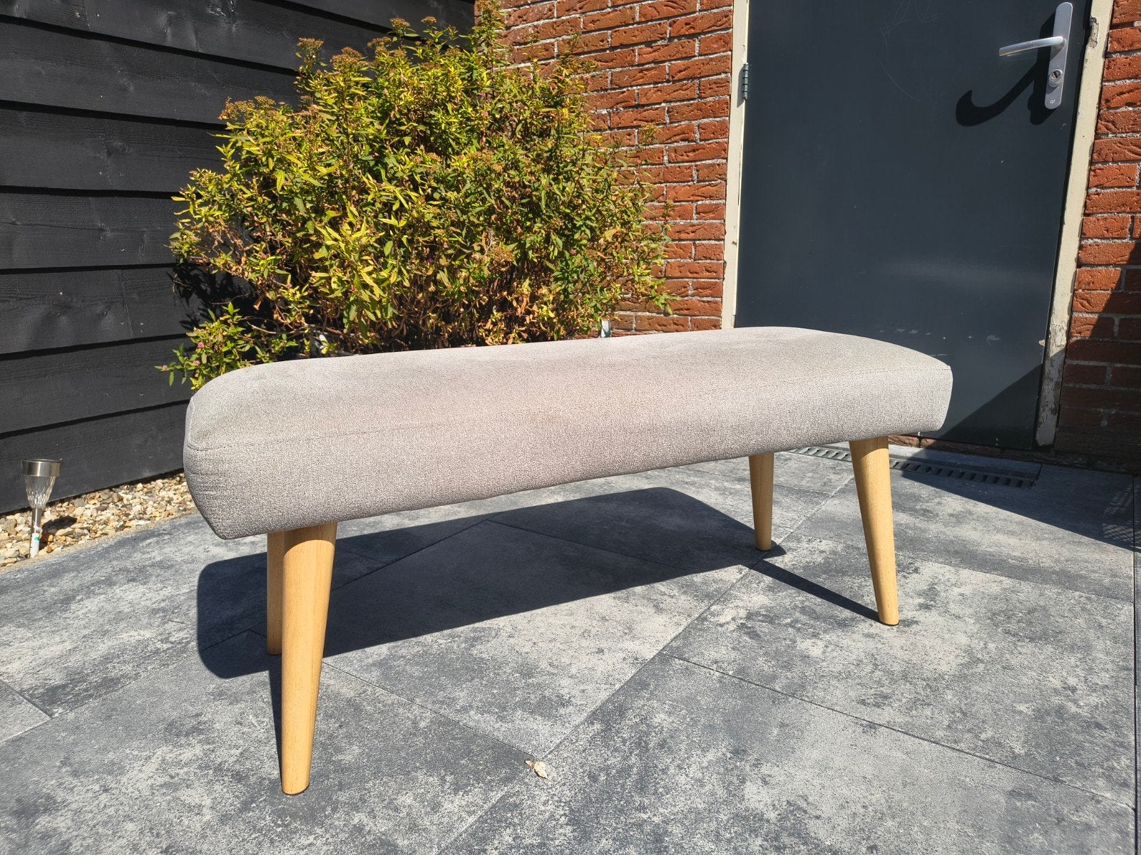 Stijlvolle stoffen bank / poef met houten poten, Huis en Inrichting, Ophalen, Gebruikt, Overige kleuren, Modern, Scandinavisch