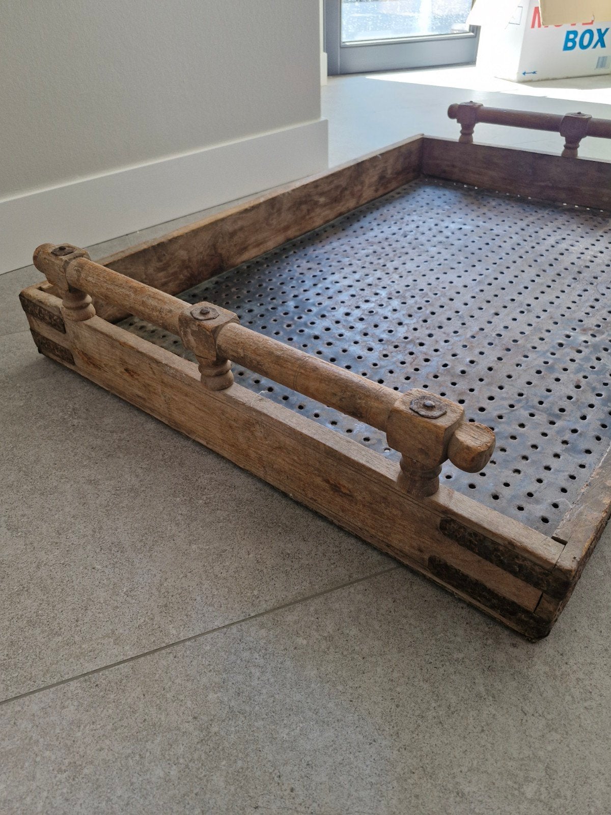 Antieke houten bak/dienblad met geperforeerde metalen bodem, Ophalen