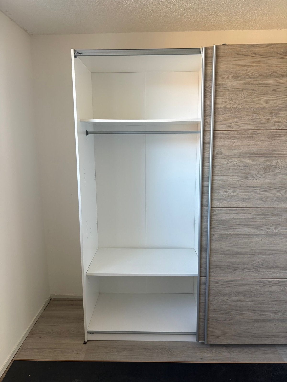 Kledingkast met schuifdeuren en hangruimte, Huis en Inrichting, Kasten | Kledingkasten, Ophalen, Met plank(en), 100 tot 150 cm