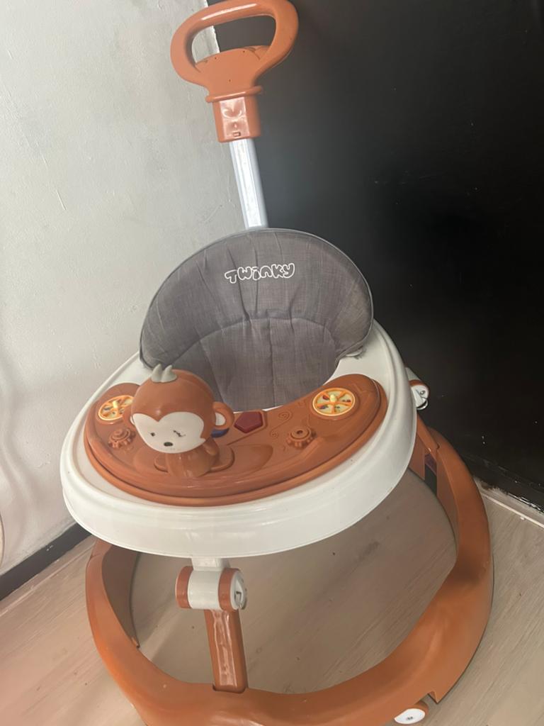 Babyloopstoel van Twinky, Kinderen en Baby's, Wipstoeltjes, Ophalen, Gebruikt