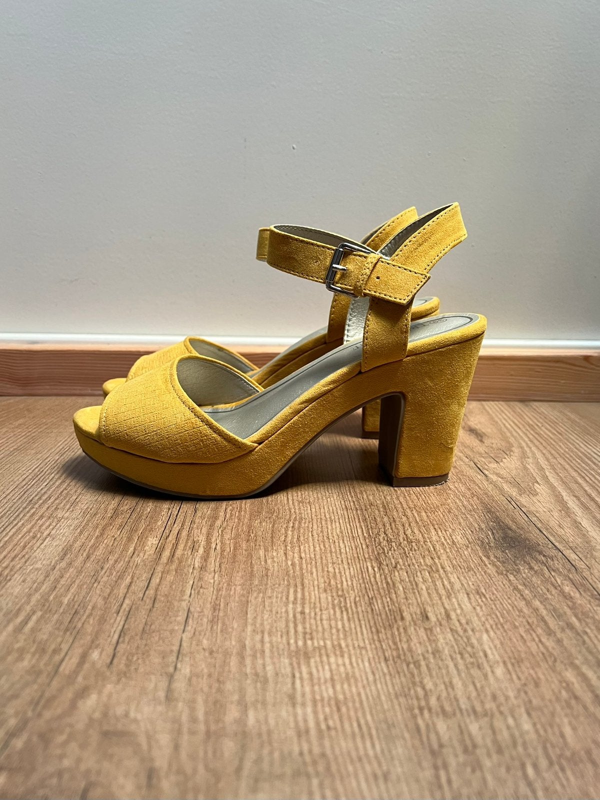 Vrolijke gele blokhakken, Kleding | Dames, Schoenen, Geel, Nieuw, Ophalen of Verzenden, Schoenen met hoge hakken