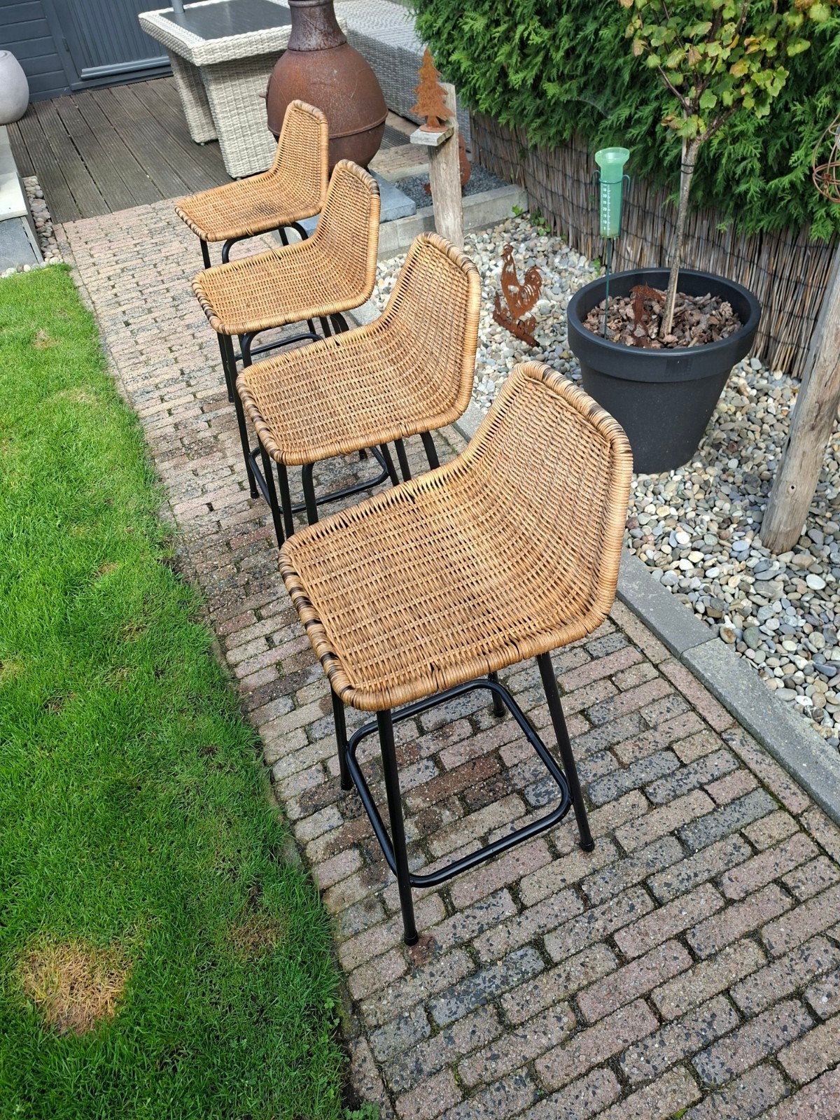 4 rohe Rotan Barkrukken met Zwart Metalen Onderstel, Ophalen, Gebruikt, Met voetsteun, 60 tot 90 cm