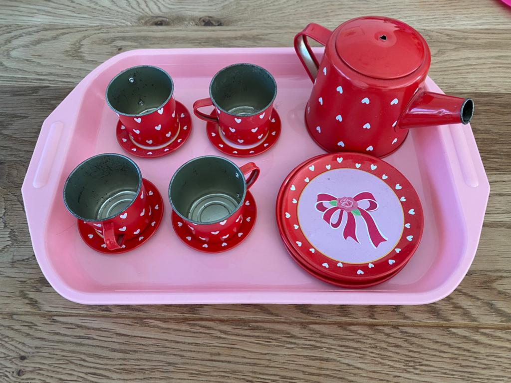 Theeservies rood met hartjes, Ophalen