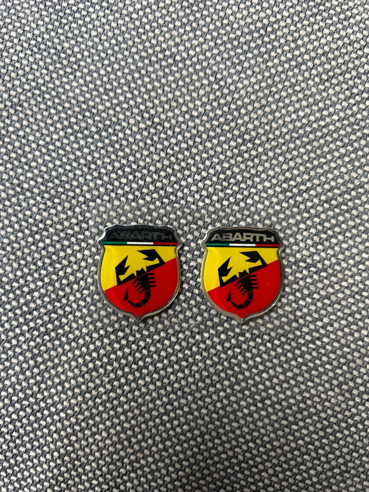 Abarth logo emblemen - set van 2, Verzenden, Zo goed als nieuw