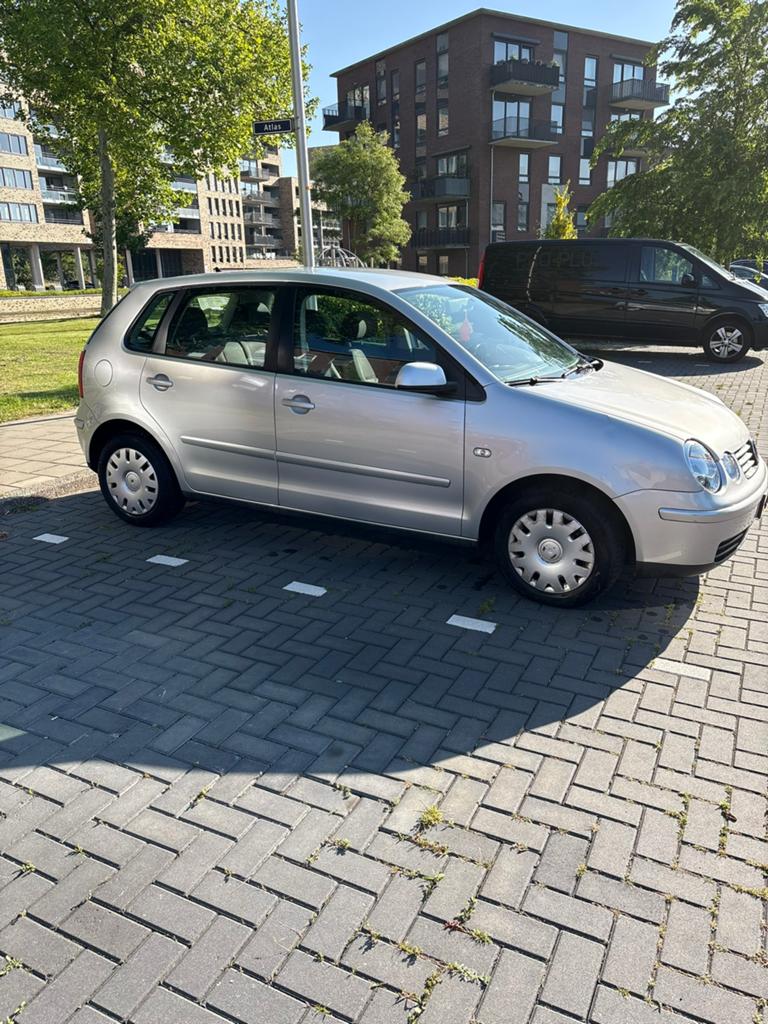Volkswagen Polo 1.4 55KW AUT 2004 Grijs, Origineel Nederlands, Particulier, 1000 kg, Zilver of Grijs
