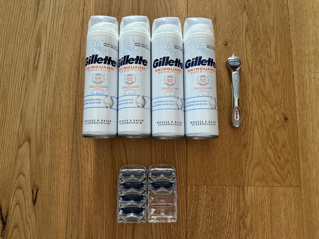 Gilette Sensitive scheermesjes (6) en scheerschuim (4), Ophalen, Nieuw