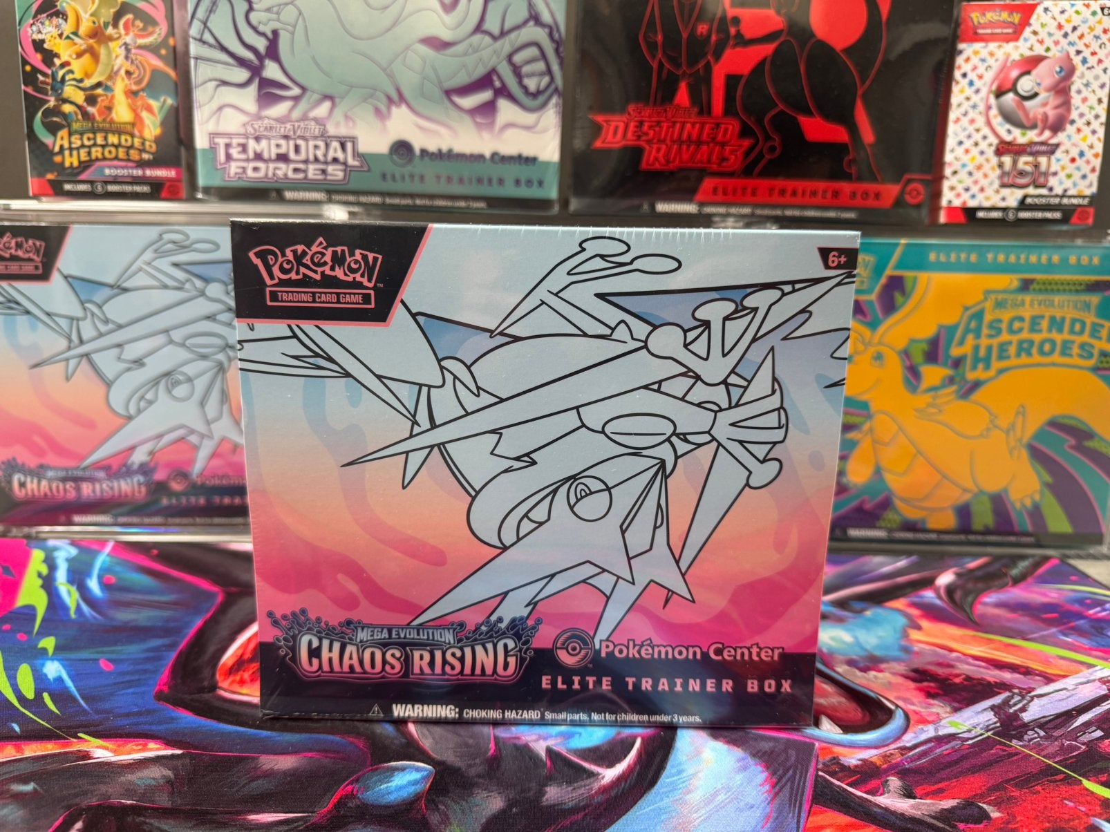 Chaos Rising ETB Pokemon Center, Ophalen of Verzenden, Zo goed als nieuw, Sleeves of Kaarthoesjes