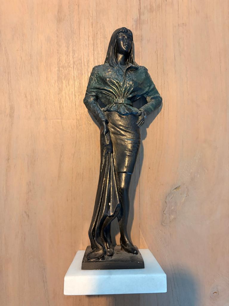Bronzen beeld van een elegante vrouw, Antiek en Kunst, Ophalen, Brons, Op sokkel, Beeld