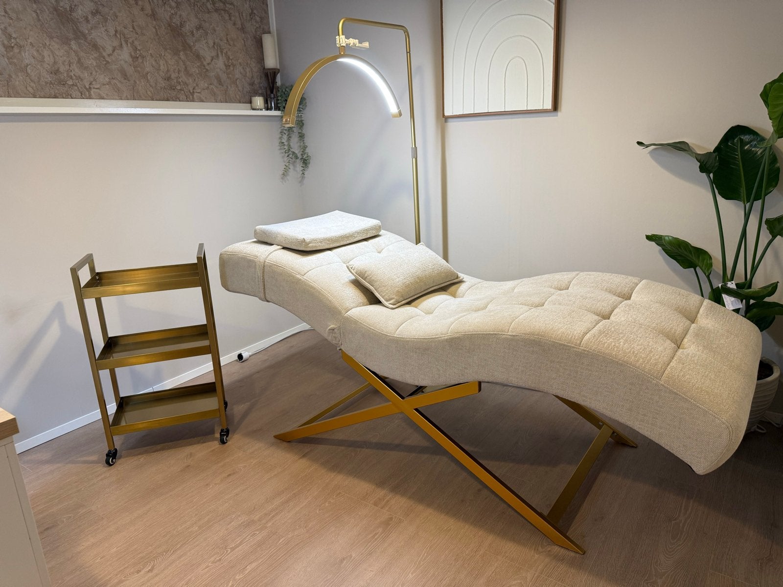 Luxe behandelbank met kussens en gouden trolley, Ophalen, Zo goed als nieuw, Zwart, Handen en Nagels