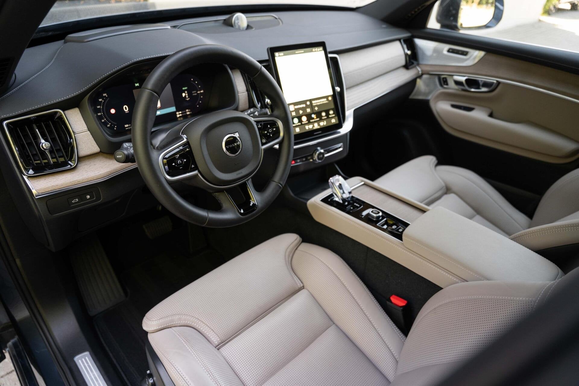 Volvo XC90 T8 Plus Bright B&W Pano Lucht 360c HUD Massage 22, Gebruikt, Zwart, 4 cilinders, 1969 cc