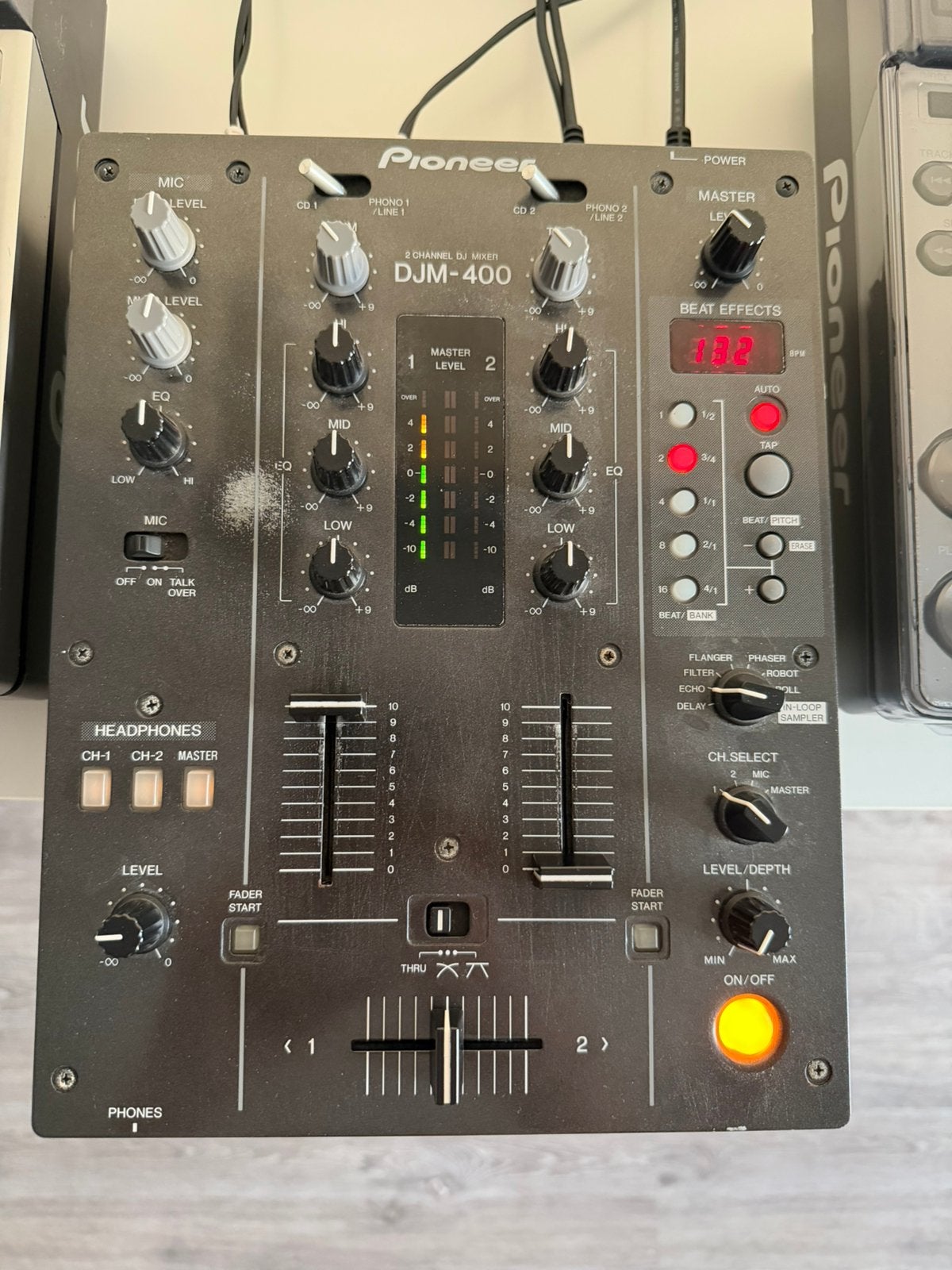 DJM - 400 in topstaat, Ophalen, Zo goed als nieuw, Minder dan 5 kanalen