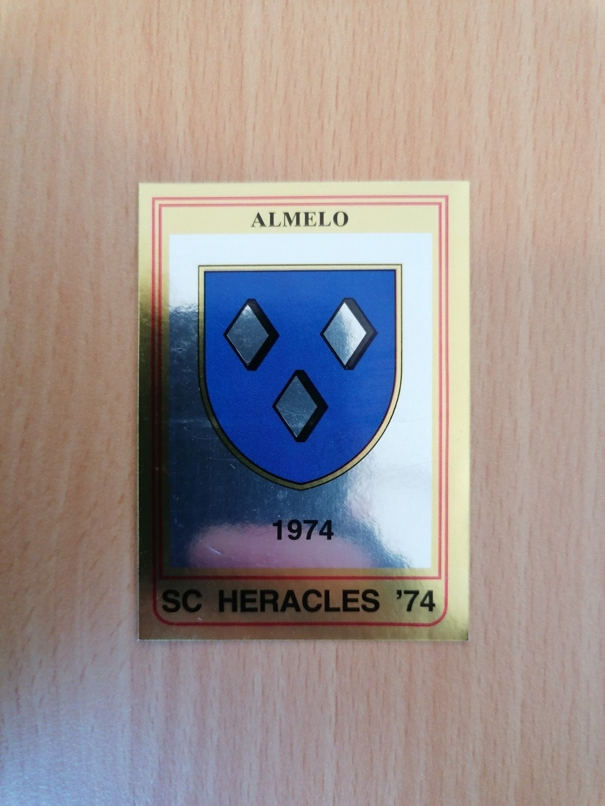 Panini Voetbal 85 #378 SC Heracles '74 embleem., Verzamelen, Sportartikelen en Voetbal, Ophalen of Verzenden, Zo goed als nieuw