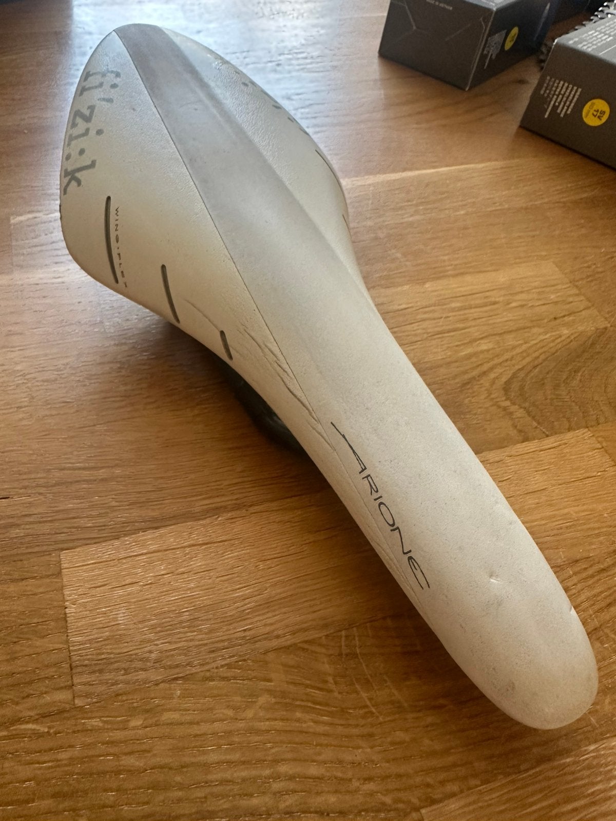 Fizik carbon R1 fietszadel racefiets, Motoren, Ophalen