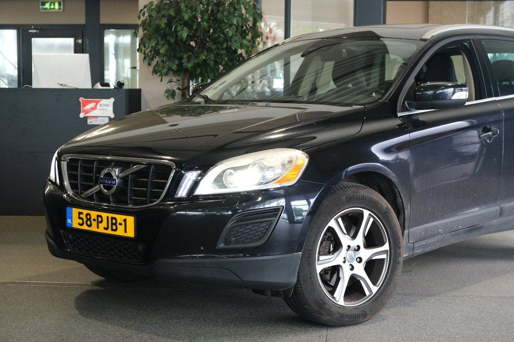 Volvo XC60 2.4 D5 AWD Summum AUT Pano Navi Trek Leder Cruise, Auto's, Automaat, Euro 5, Gebruikt, Zwart