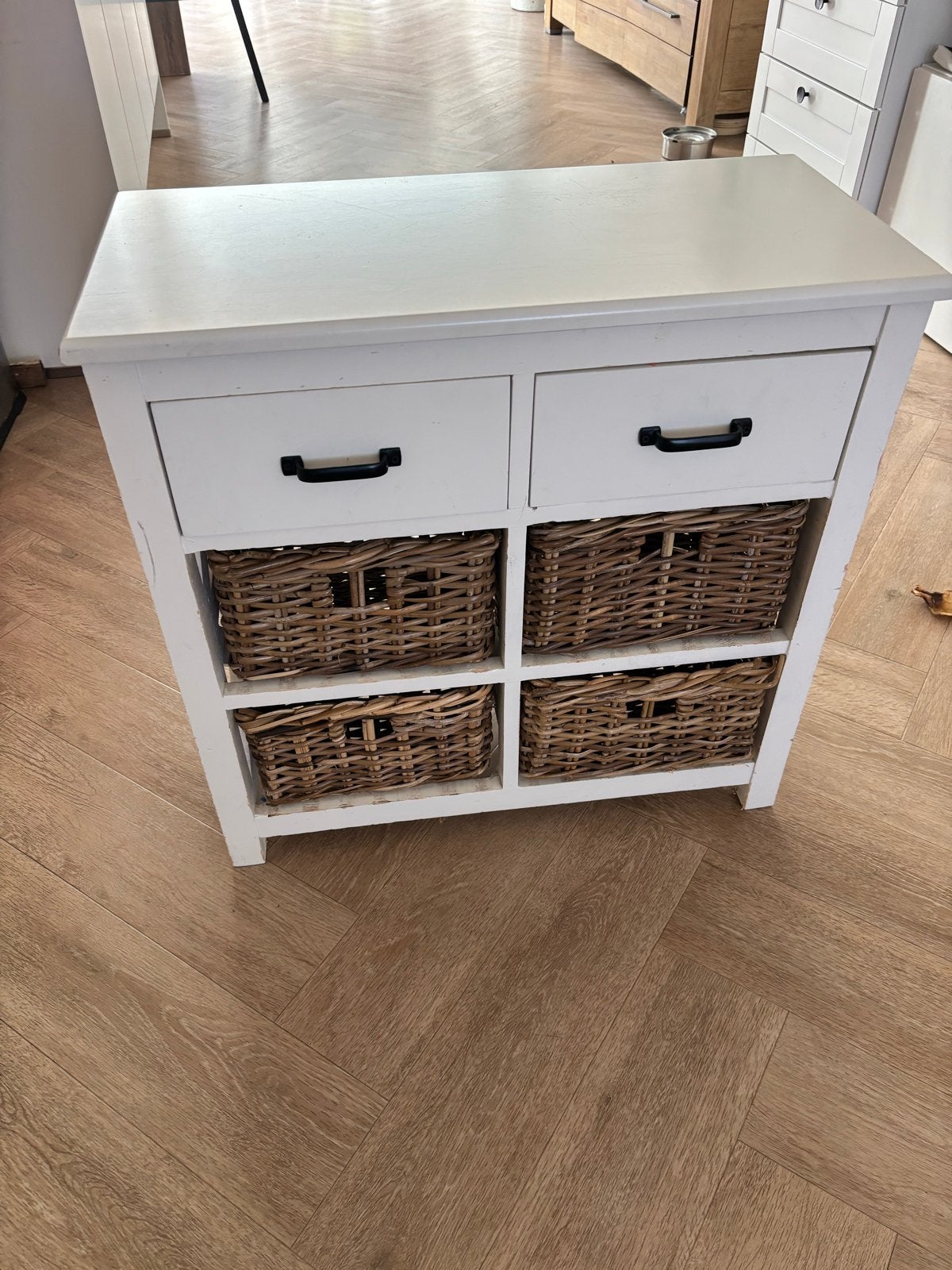 Wit kastje met rieten manden en lades, Huis en Inrichting, Kasten | Ladekasten, Ophalen, Gebruikt, 1 of 2 laden, 50 tot 100 cm