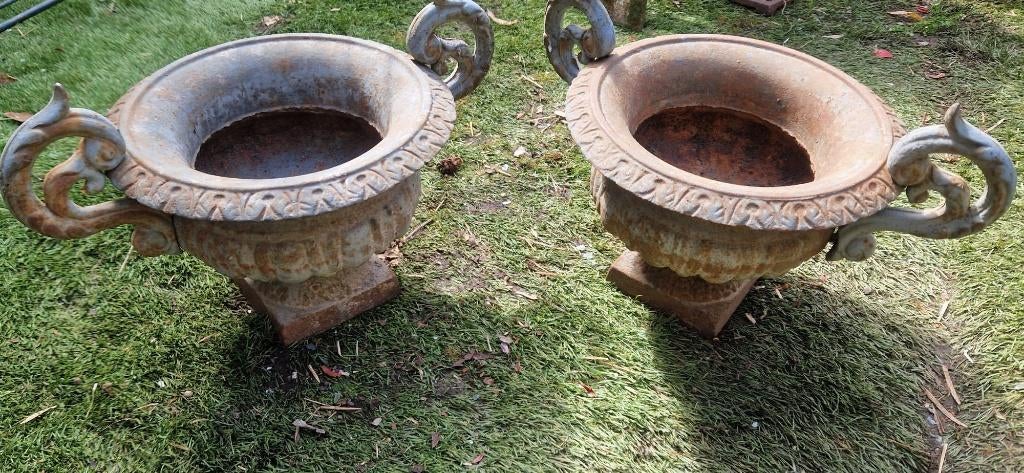 2 gietijzeren oorvazen met roestsluier (brocante), Tuin en Terras, Tuinvazen, Ophalen, Gebruikt