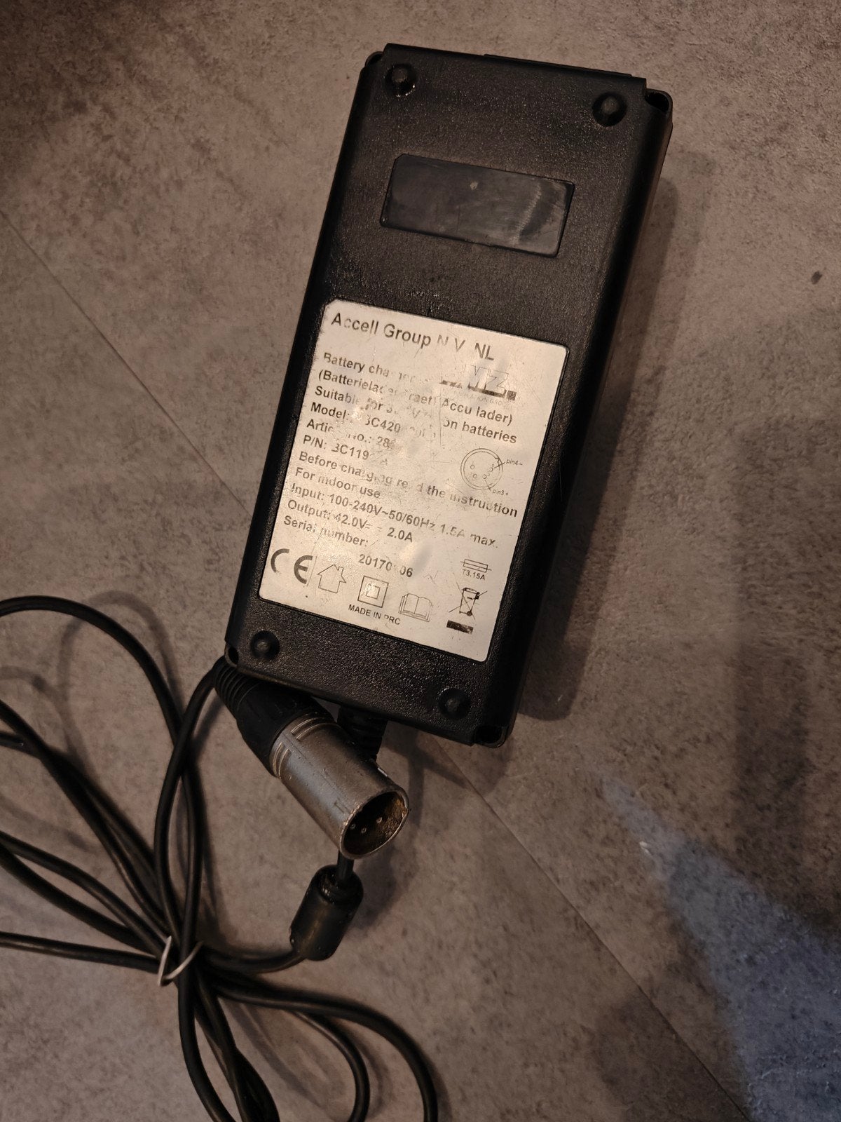 2 Acculaders - ION Technology en Li-ion Battery Charger, Gebruikt