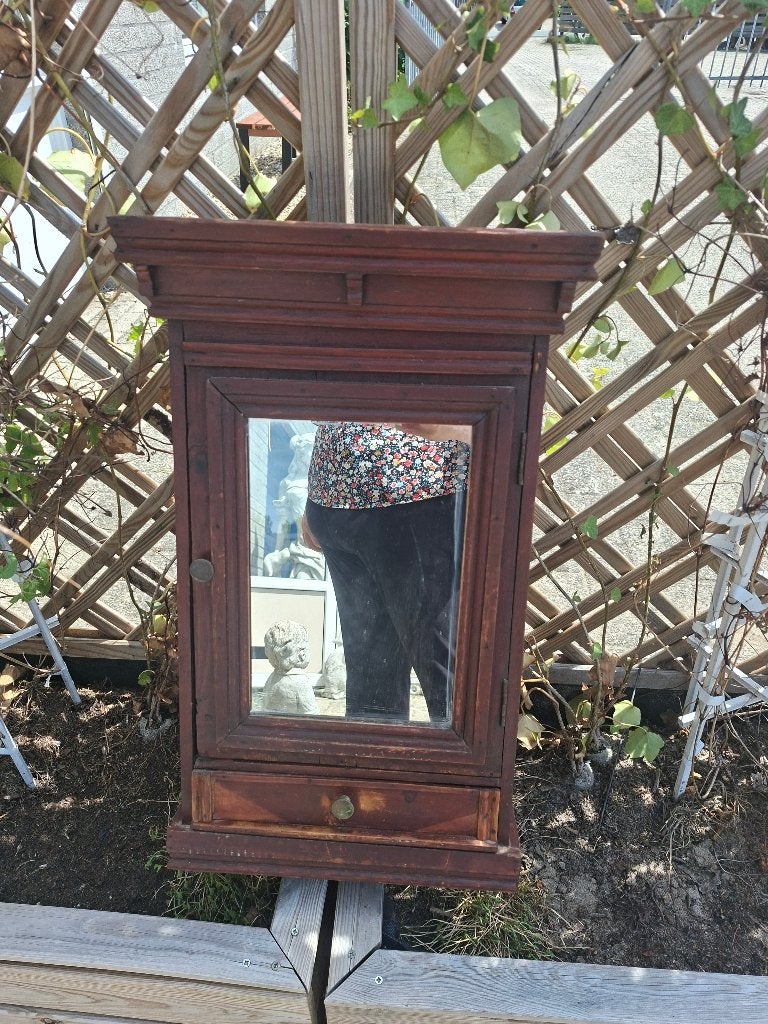 Antiek houten wandkastje met spiegeldeur en lade, Antiek en Kunst, Antiek | Spiegels, Ophalen of Verzenden, Rechthoekig, Minder dan 50 cm