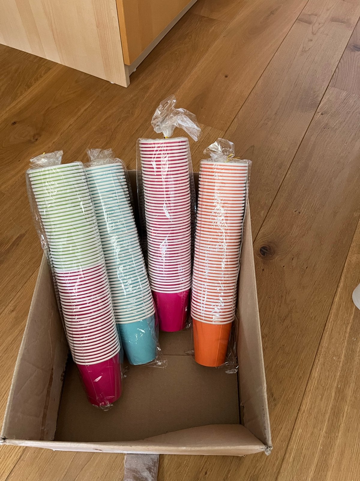 Kartonnen bekertjes in diverse kleuren, circa 150 stuks, Ophalen, Nieuw, Feestartikel, Verjaardag