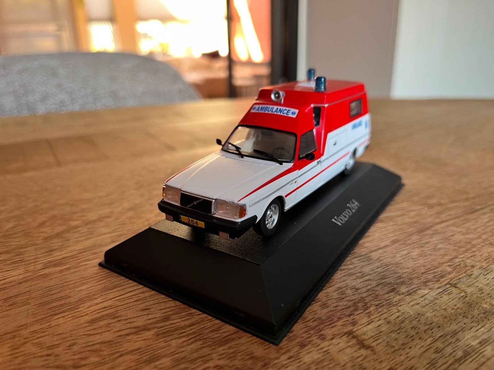 Atlas Volvo 264 Ambulance Nederland 1:43 in ovp, Hobby en Vrije tijd, Modelauto's | 1:43, Ophalen of Verzenden, Nieuw, Auto, Overige merken