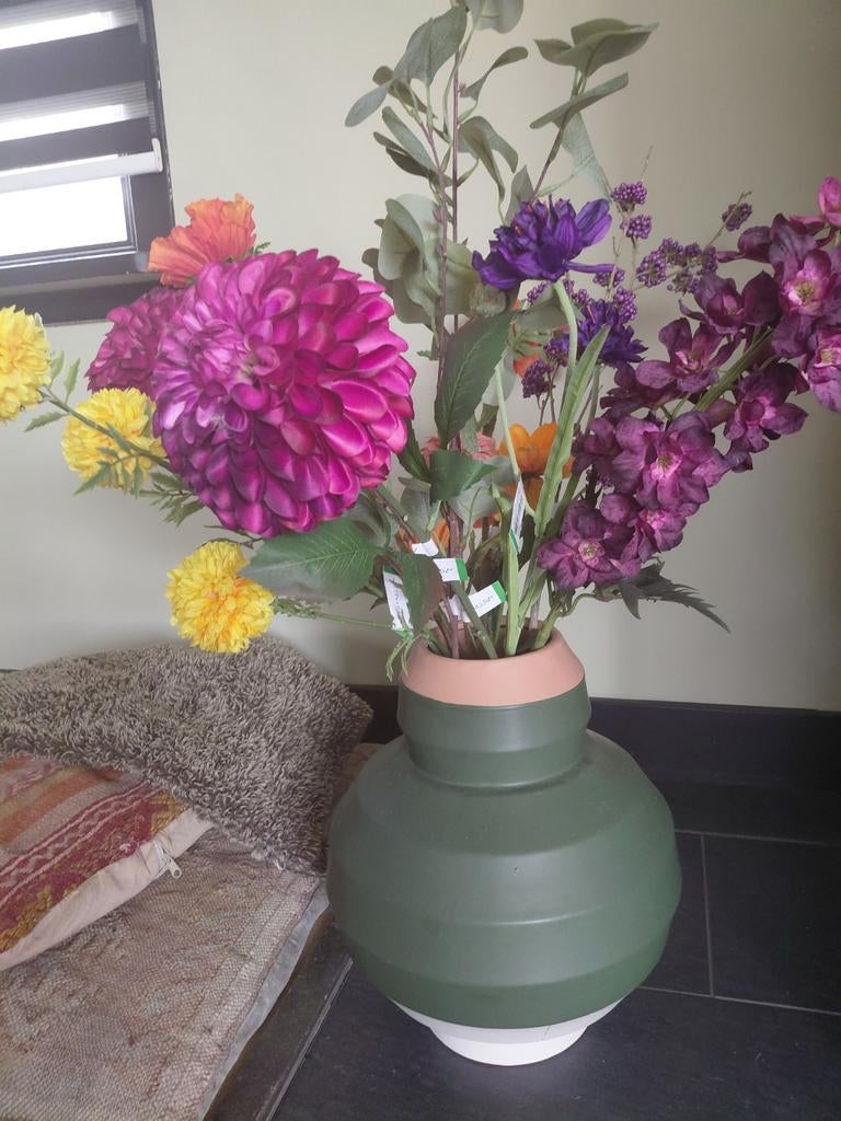 Grote groene vaas met kunstbloemen, Ophalen, Aardewerk of Porselein, Zo goed als nieuw, Minder dan 50 cm