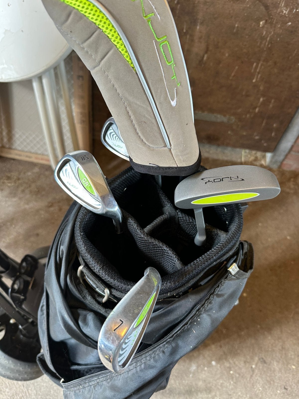 Njoy golf tas met golfclubs, Sport en Fitness, Ophalen, Zo goed als nieuw, Tas