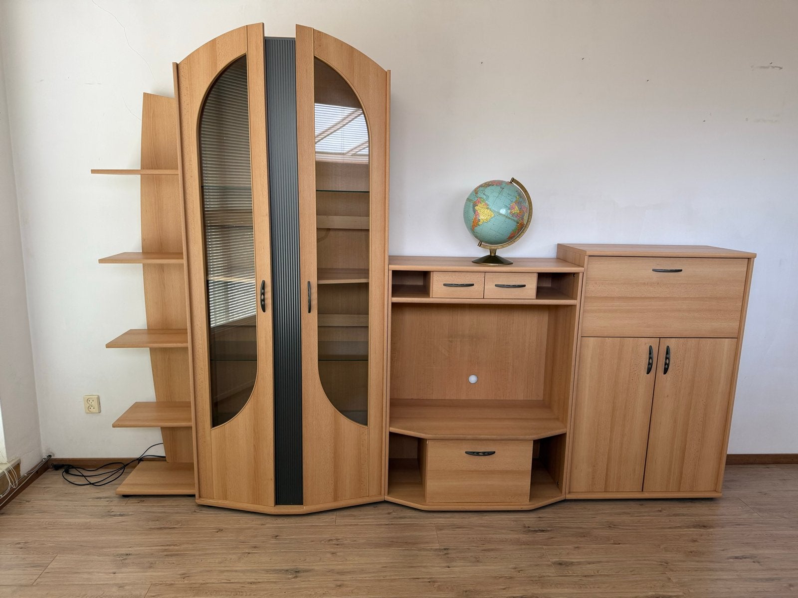 Complete kastenwand met vitrine en bureau in zeer goede staa, Huis en Inrichting, Ophalen, Zo goed als nieuw, 200 cm of meer, Met lade(s)