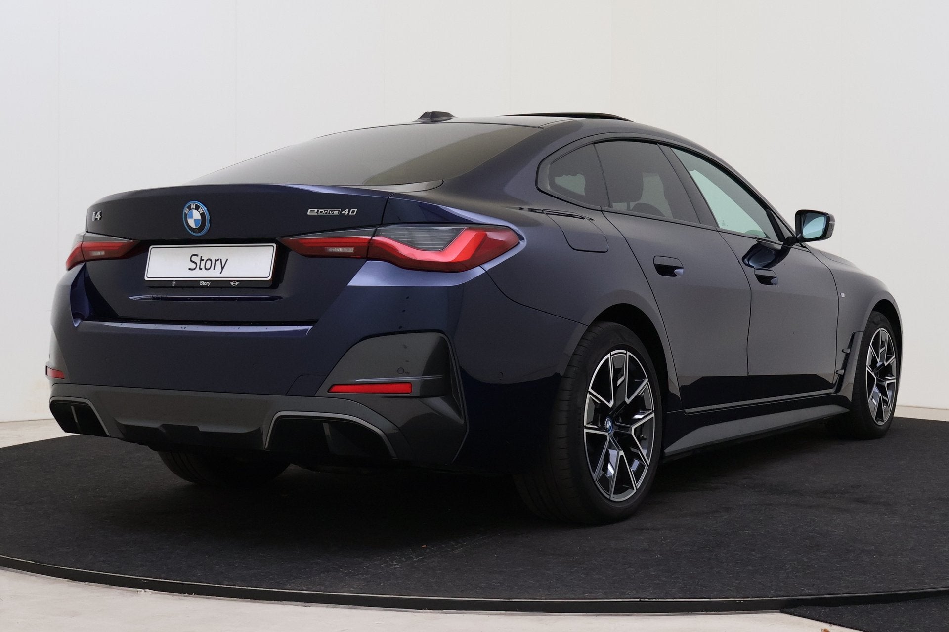 BMW i4 eDrive40 High Executive M Sport / Schuif-kanteldak /, Auto's, Dealer onderhouden, Achterwielaandrijving, Gebruikt, Met garantie (alle)