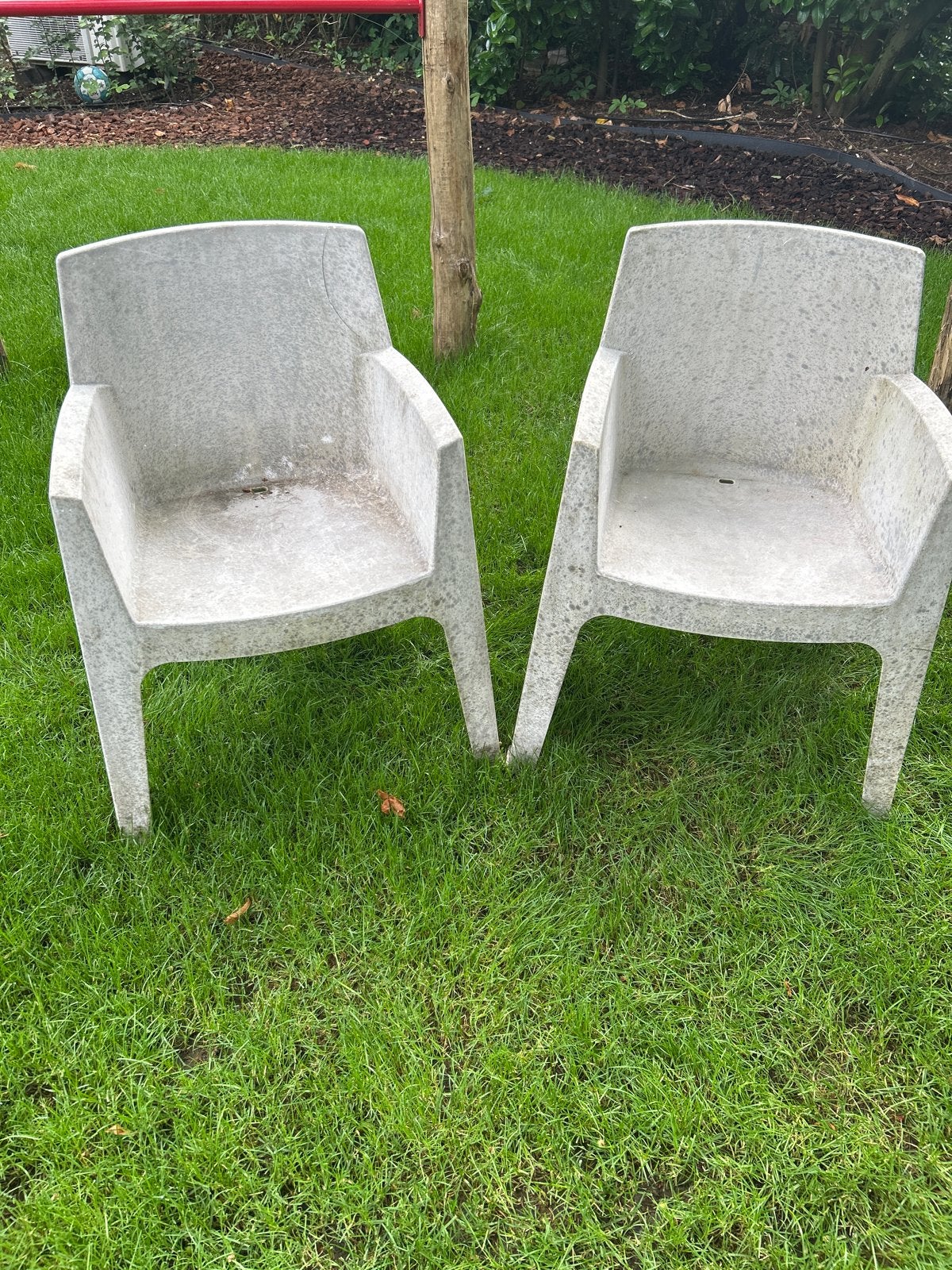 Twee stapelbare gratis plastic stoelen., Ophalen, Gebruikt, Plastic, Stapelbaar