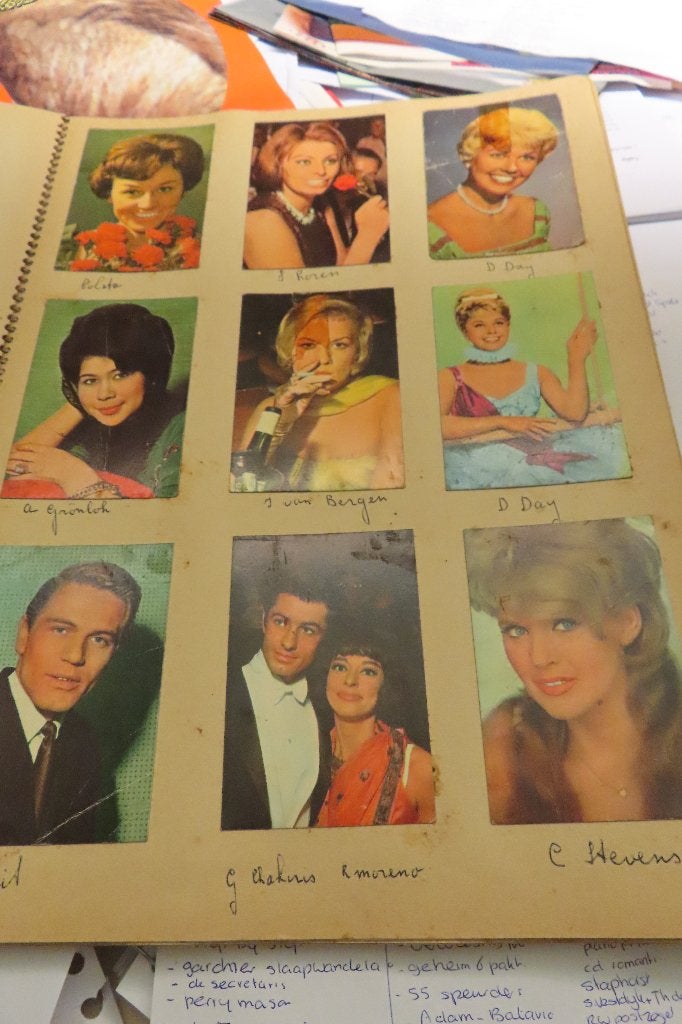 filmsterplaatjes 18 stuks 50er jaren opgeplakt op vel, Verzamelen, Verzenden, Foto of Kaart