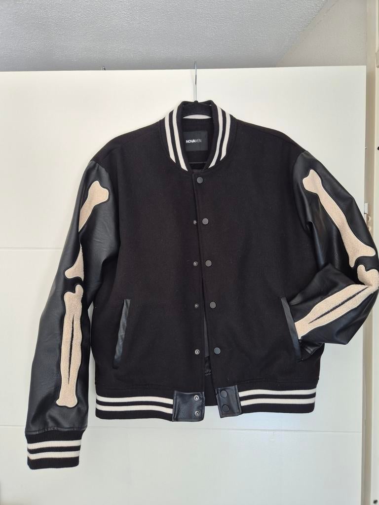 Nieuwe NovaMen varsity jacket met skeletmouwen, Maat 52/54 (L), NovaMen, Zwart, Nieuw