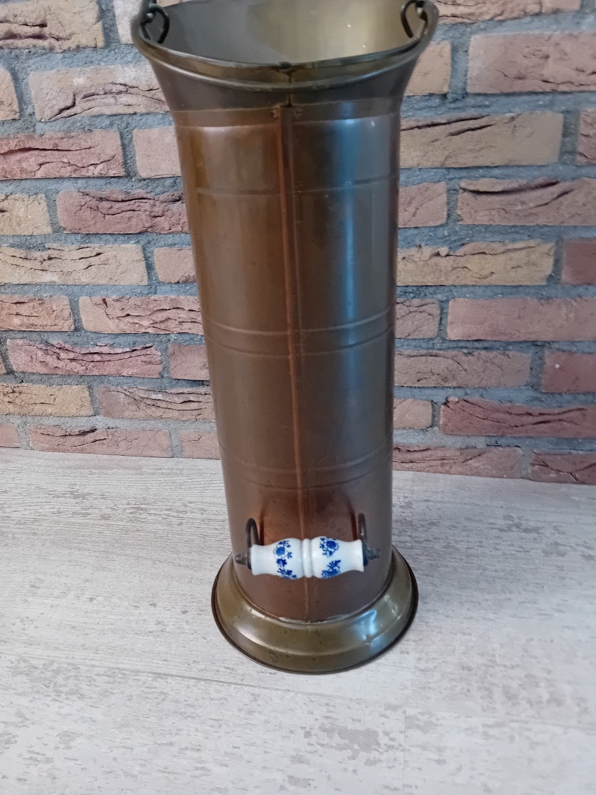 Paraplu's of kolenkit, Ophalen