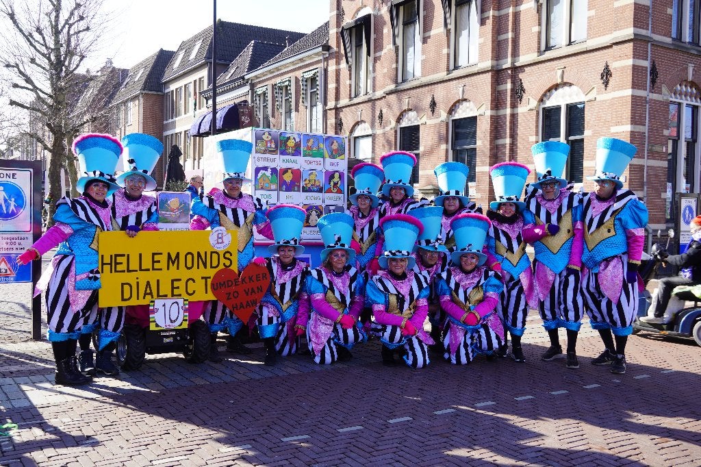 grote loopgroep (16) met opvallend hoge foamhoeden, Carnaval, Kleding, Gedragen, Ophalen