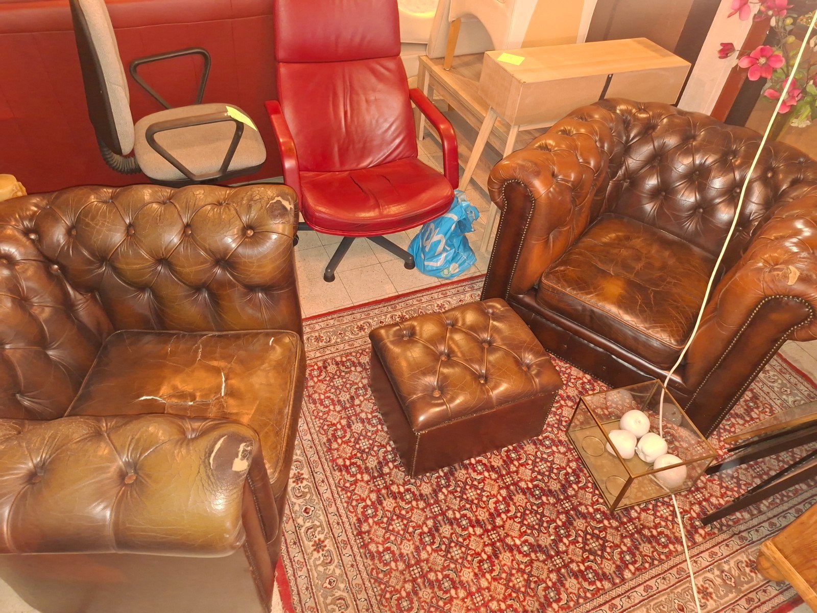 2 x chesterfield fauteuil en voetenbankje, Ophalen, Gebruikt, Eén