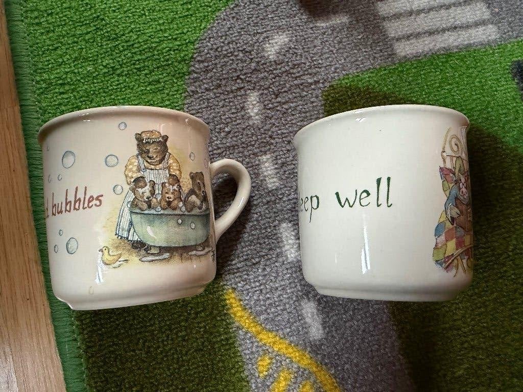 2 mokjes JET en Douwe Egberts koe, Ophalen of Verzenden, Zo goed als nieuw, Overige stijlen, Kop(pen) en/of Schotel(s)