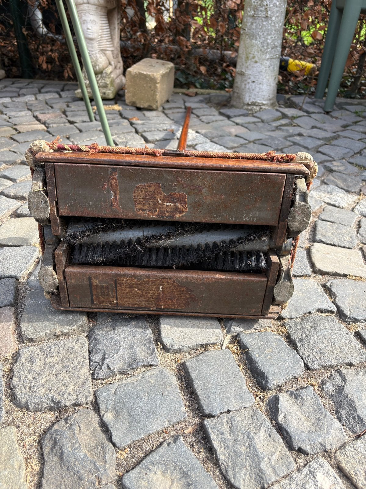 Vintage E.W. Bank kruimelveger met houten steel, Ophalen