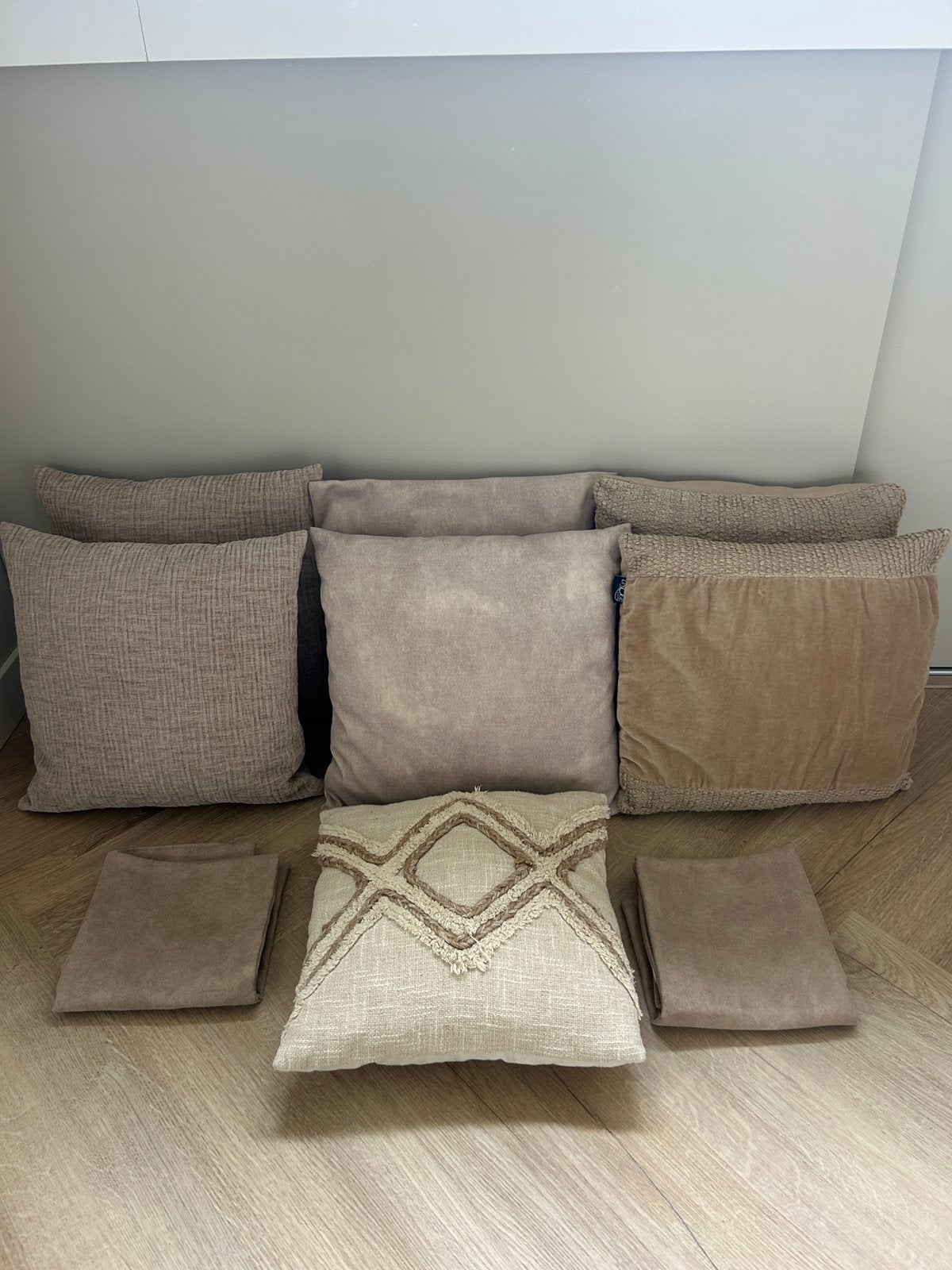 Diverse beige/bruinkleurige sierkussens