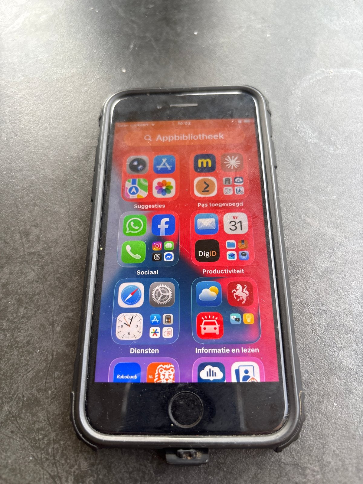 iPhone SE zwart met beschermhoes en oplader, Gebruikt, IPhone SE (2016), Ophalen of Verzenden, Zonder simlock