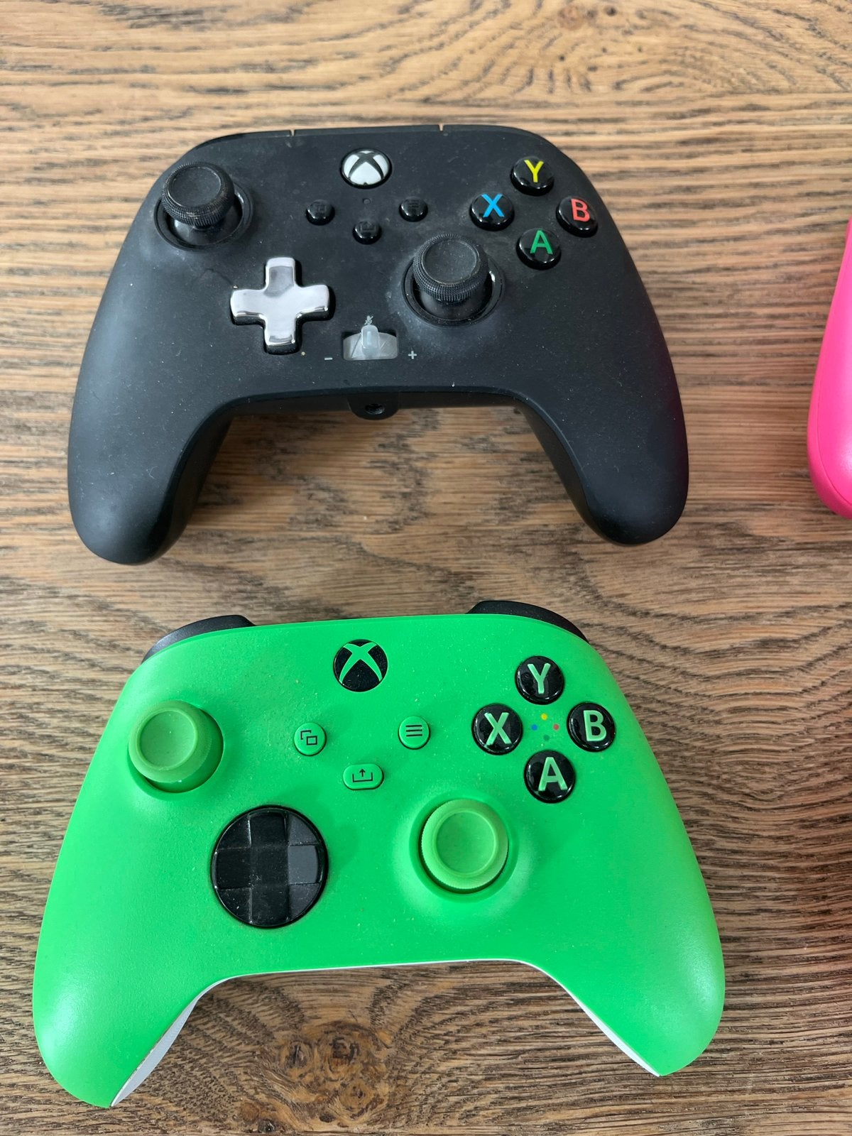 Foto 8 van Xbox Series S met 4 controllers en oplaadstation