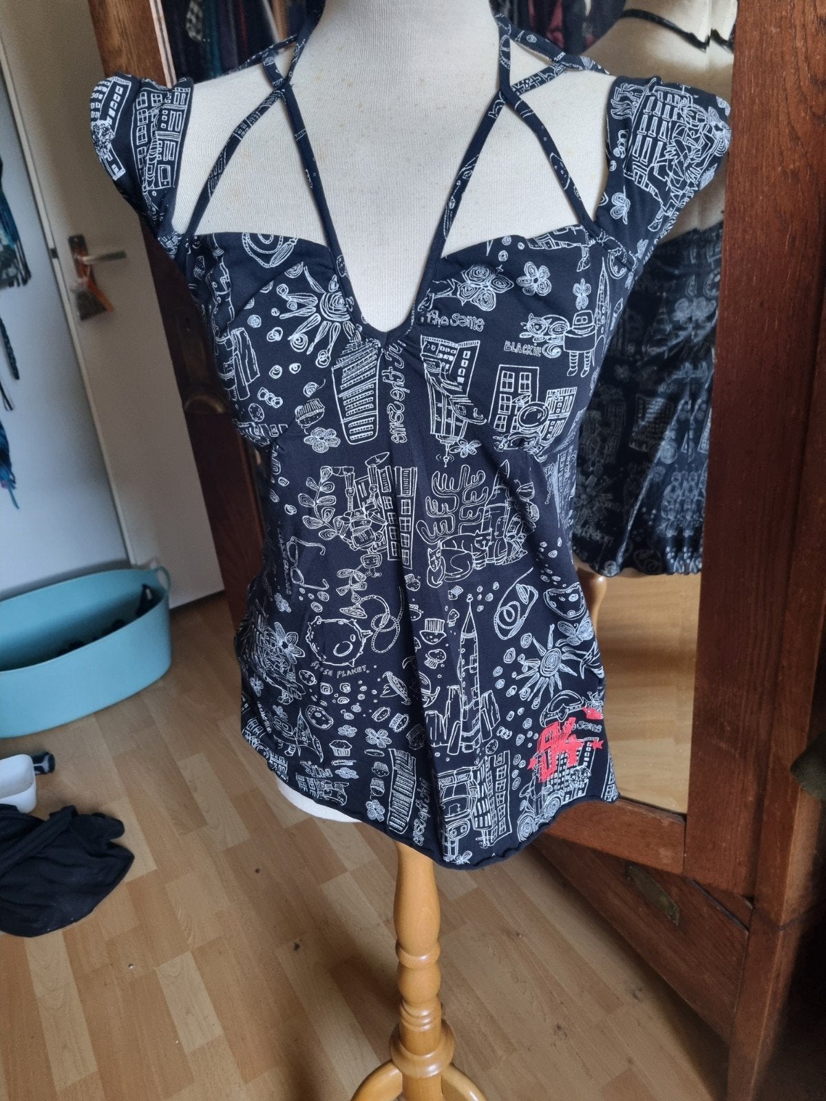 Zwart topje met witte print en open schouders, maat M, Kleding | Dames, Maat 38/40 (M), Zwart, Ophalen of Verzenden, Zonder mouw