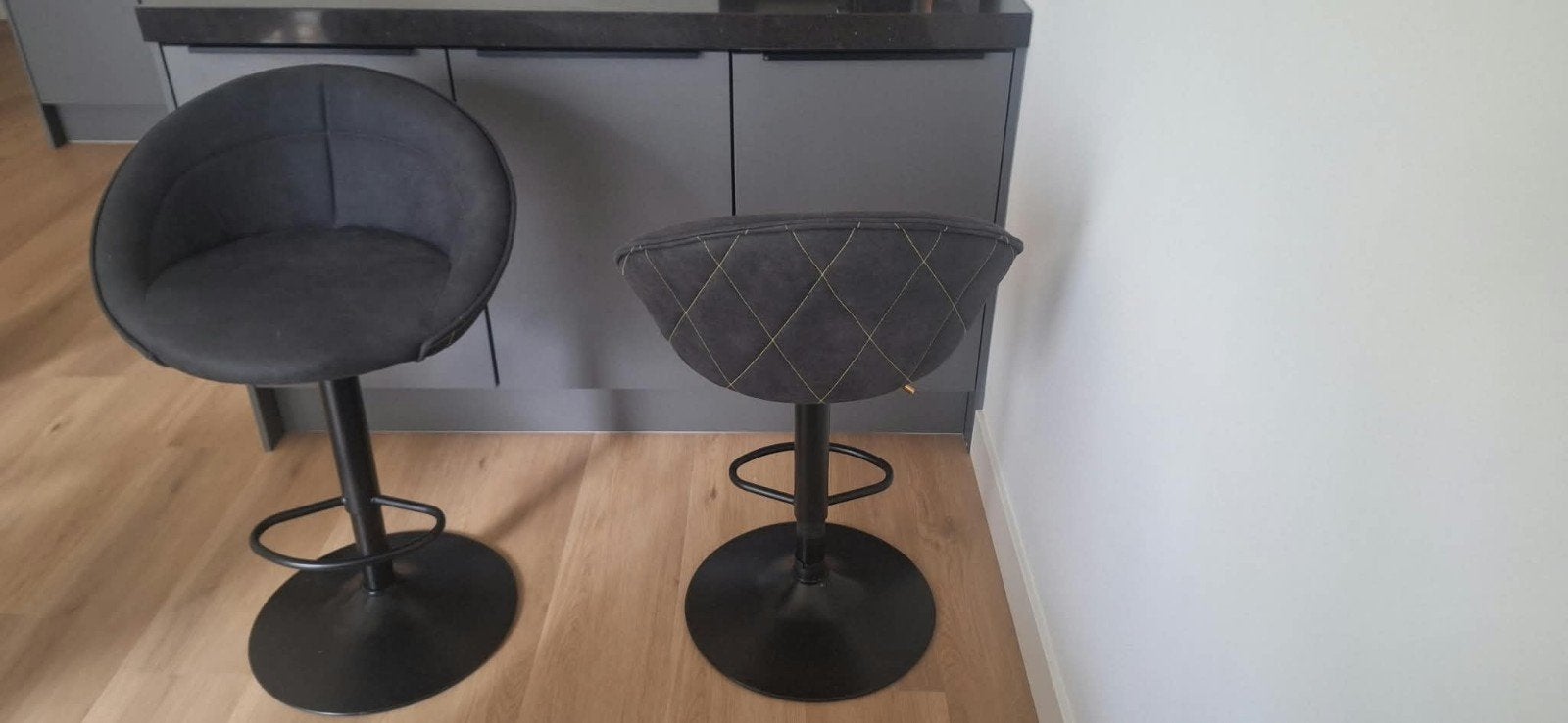 Set van 2 moderne barkrukken - Zwart met gele stiksels, Huis en Inrichting, Ophalen, Gebruikt, 90 cm of meer, 2 krukken