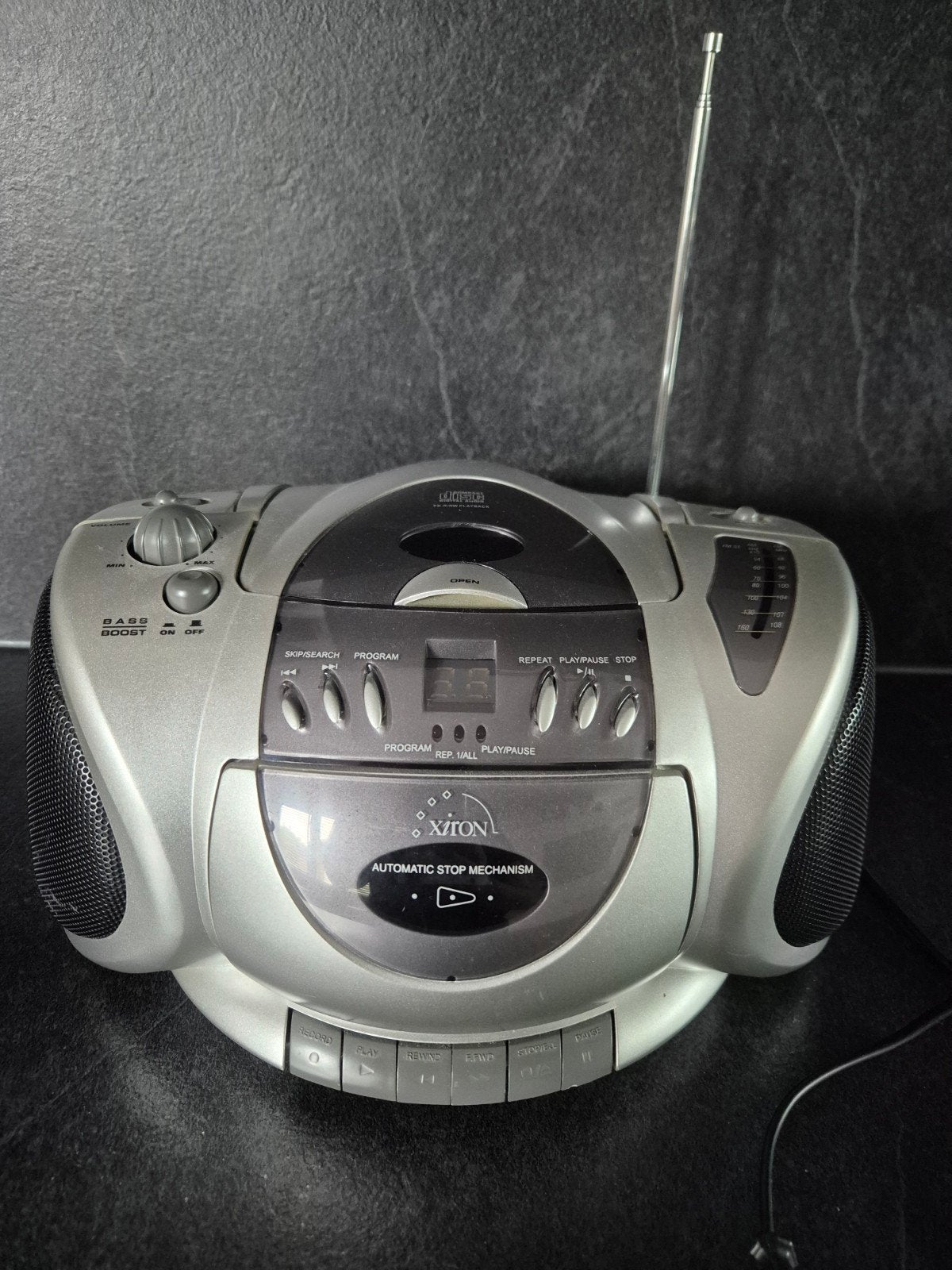 Draagbare radio, cd en cassette speler. Merk xiron., Ophalen of Verzenden