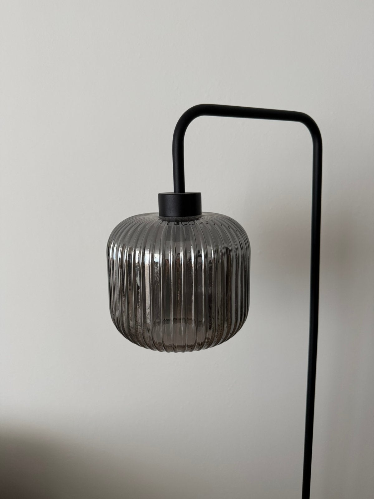 Design vloerlamp zwart met smoke glas (inclusief verlichting, Ophalen of Verzenden, Zo goed als nieuw, Glas
