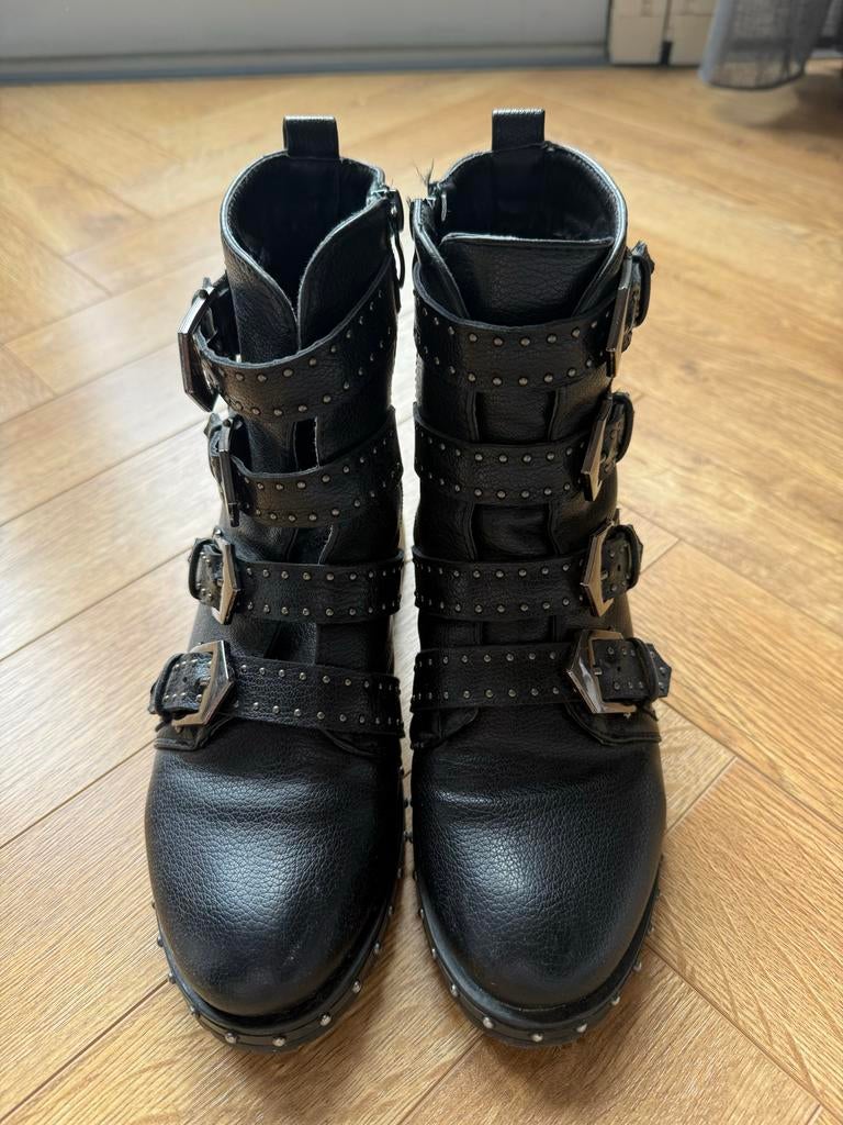 Zwarte biker boots met gespen en studs maat 37, Kleding | Dames, Schoenen, Zwart, Lage of Enkellaarzen, Ophalen of Verzenden, Gedragen