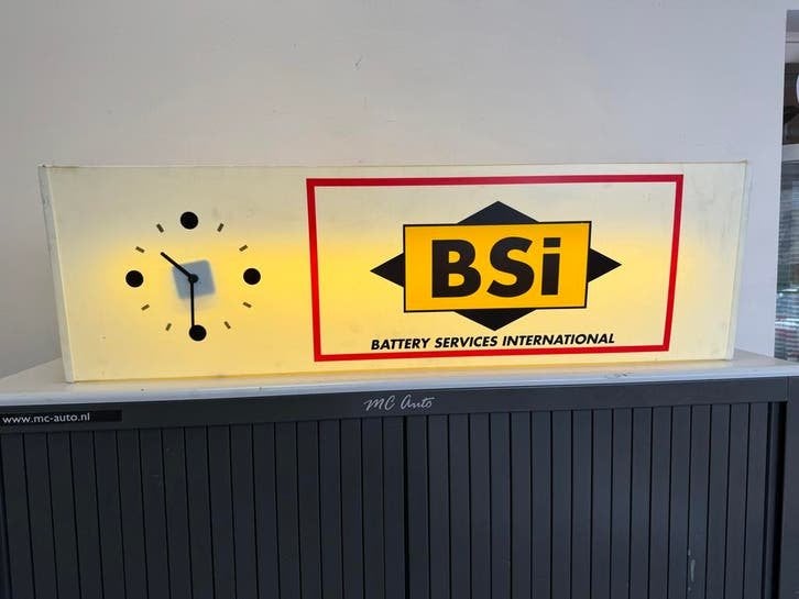 Vintage BSi Lichtbak Klok - Battery Services International, Verzamelen, Merken en Reclamevoorwerpen, Gebruikt, Lichtbak of (neon) lamp