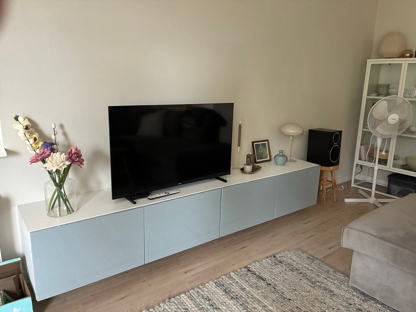 Besta zwevend tv meubel 240 cm met kast en 3 planken, Ophalen, Gebruikt, 200 cm of meer, Minder dan 100 cm