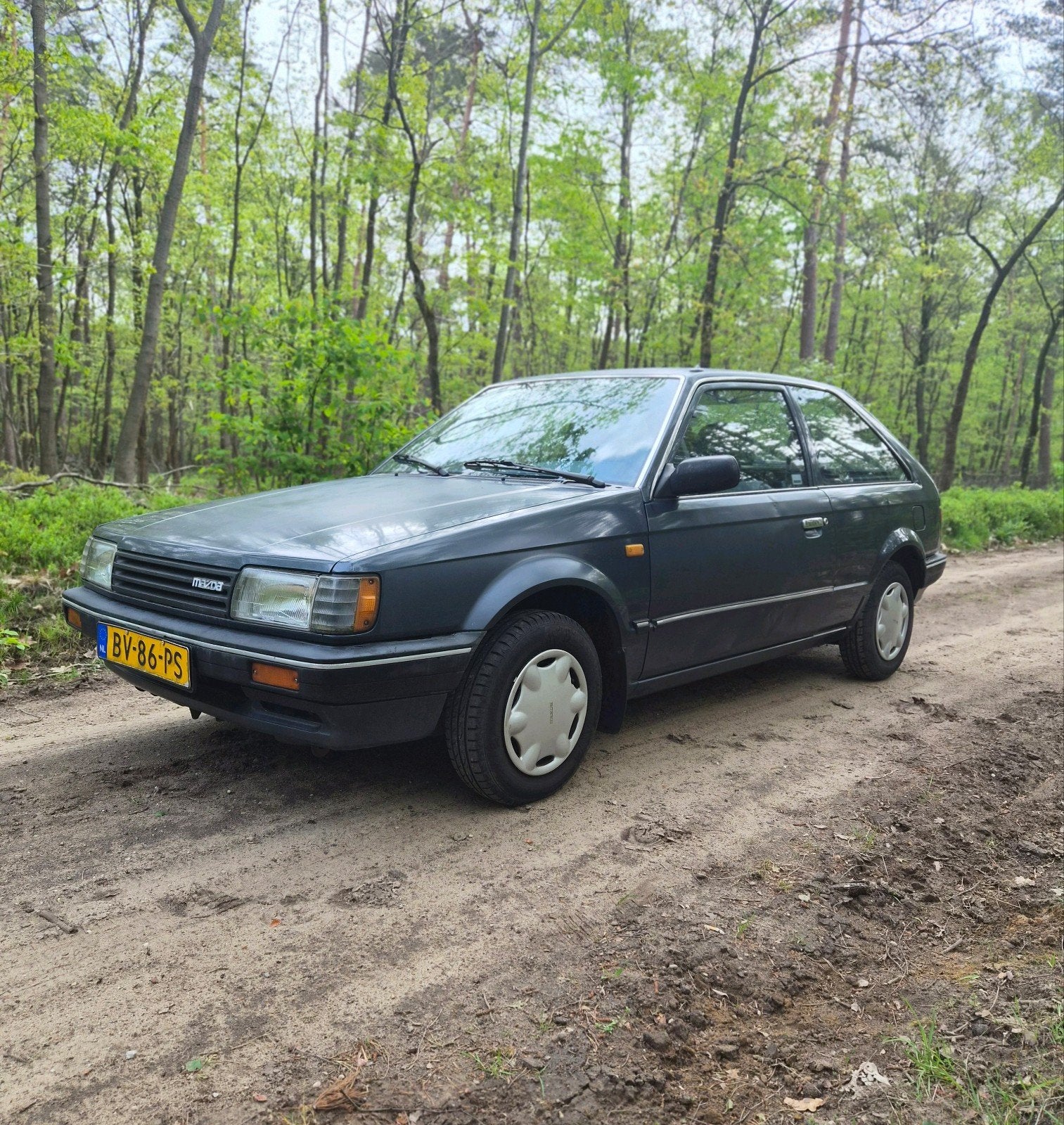 Gave Oldtimer Mazda 323 uit 1987. 112.539 NL. Unieke kans!, Voorwielaandrijving, 53 pk, Beige, Overige carrosserieën
