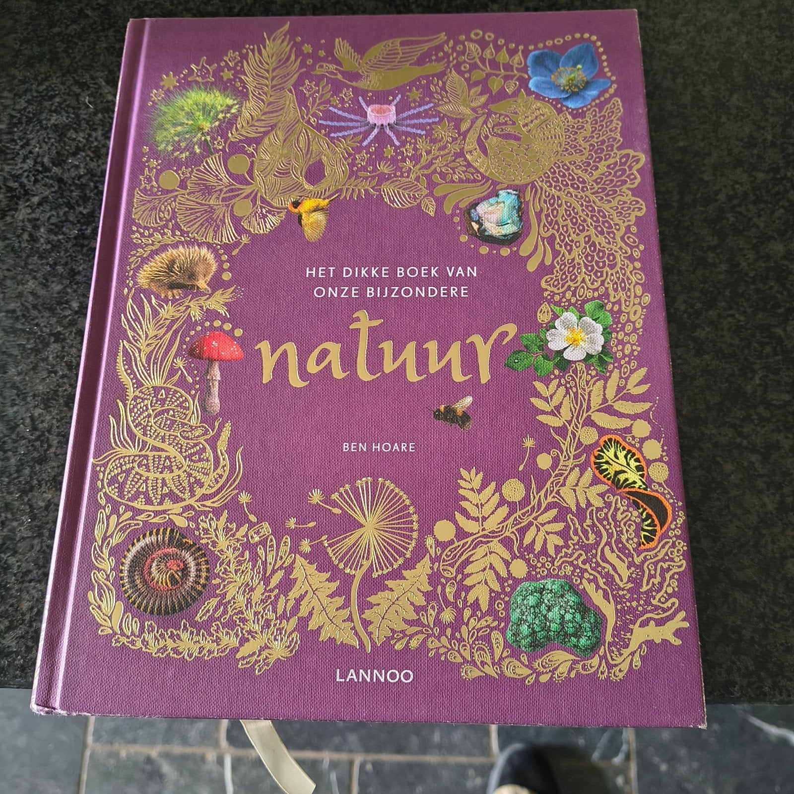 Het Dikke Boek van Onze Bijzondere Natuur - Ben Hoare, Ophalen of Verzenden, Zo goed als nieuw, Natuur algemeen, Ben Hoare