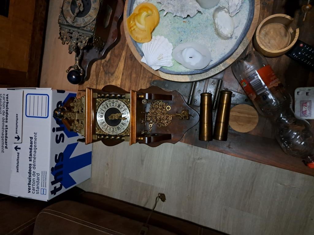 Antieke houten klok met kettingen, Ophalen