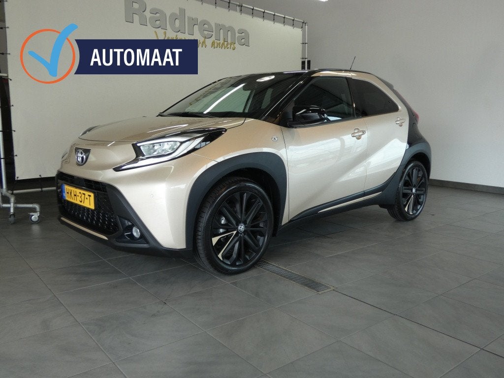Bijna Nieuwe Aygo X Premium met JBL Sound amper 4300 km !, Dealer onderhouden, Gebruikt, Bruin, 4 stoelen